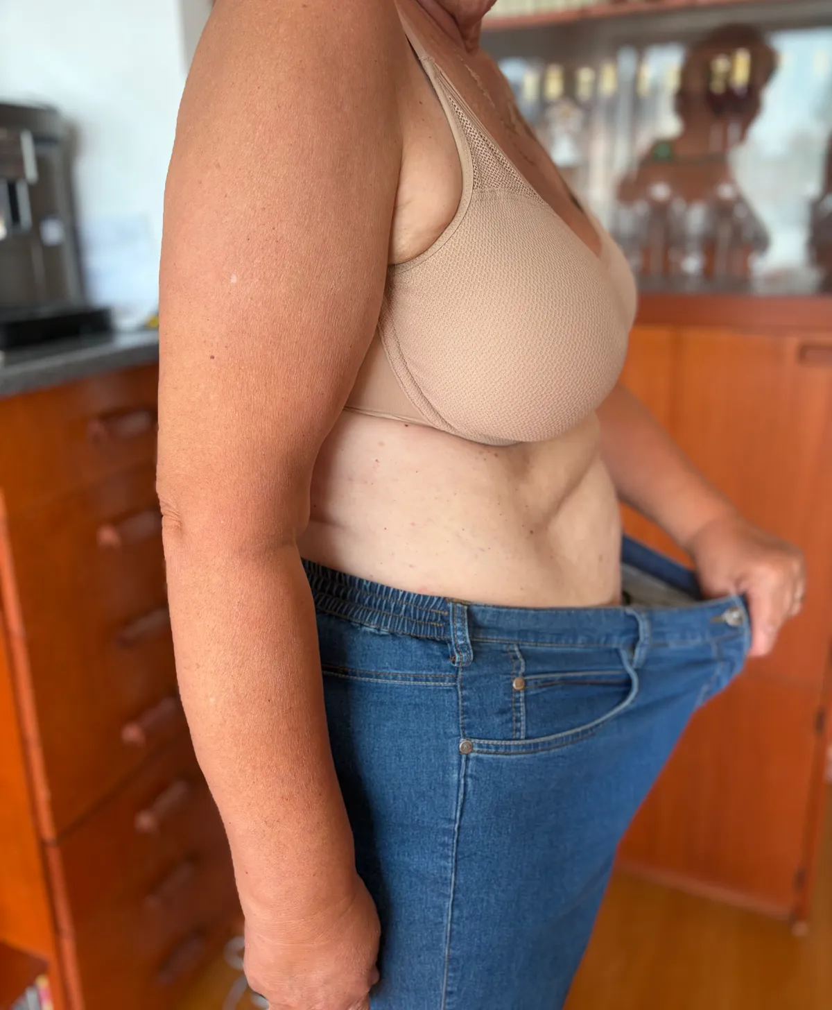 Jana ve starých džínách po zhubnutí 24 kg